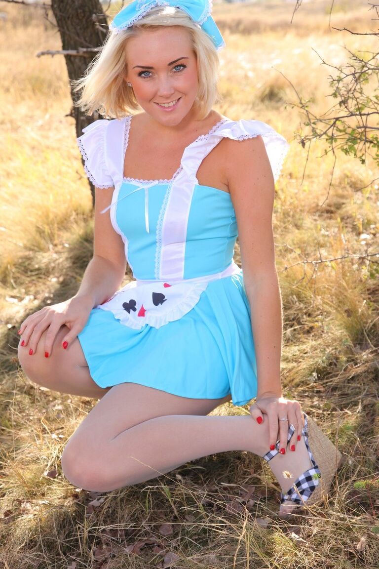 Die 21P natürliche tschechische Blondine Lucy Anne zieht sich aus und posiert in Dessous im Freien