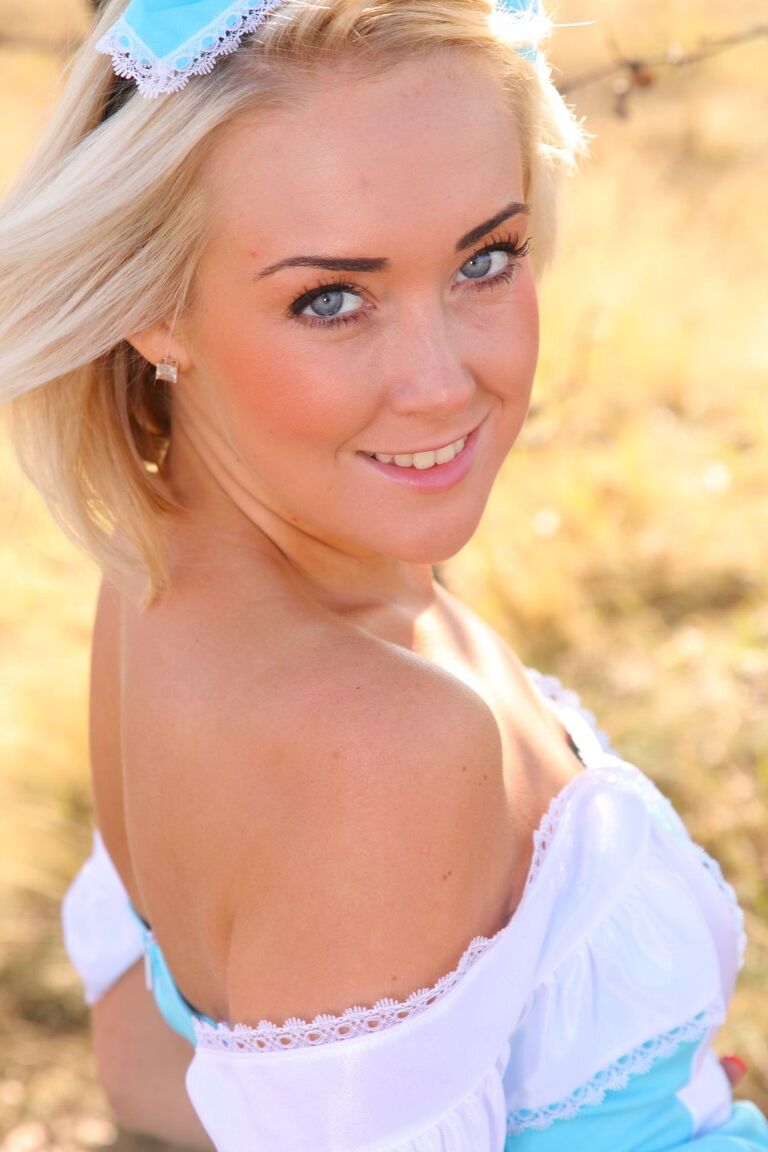 Die 21P natürliche tschechische Blondine Lucy Anne zieht sich aus und posiert in Dessous im Freien