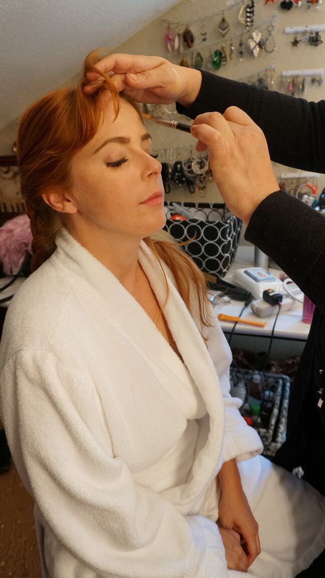 18P Penny Pax, star du porno rousse et sexy, exhibe ses gros seins et son joli cul.
