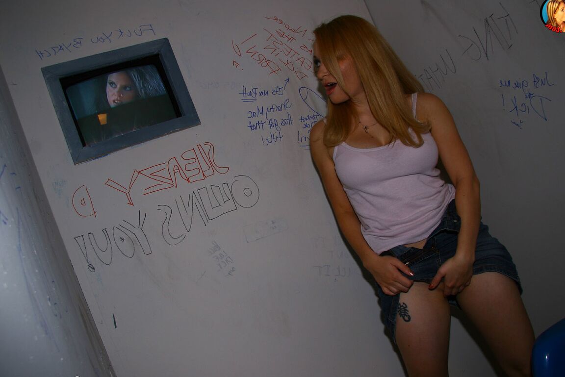 Die 15P erdbeerblonde Aiden Starr bläst einen BBC über ein Gloryhole in einem Erotikladen