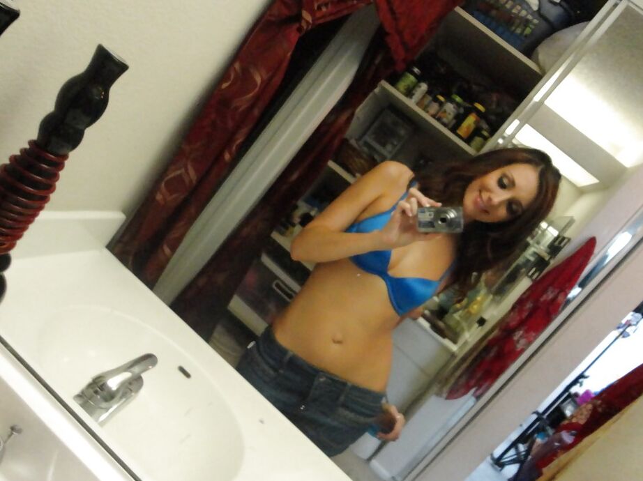 16P Novia posando desnuda mientras se toma fotos de su coño y sus tetas