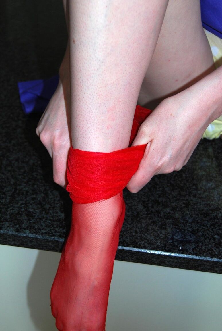 21P Leggy MILF Lara coloca meias sexy e leva uma surra de estilo cachorrinho