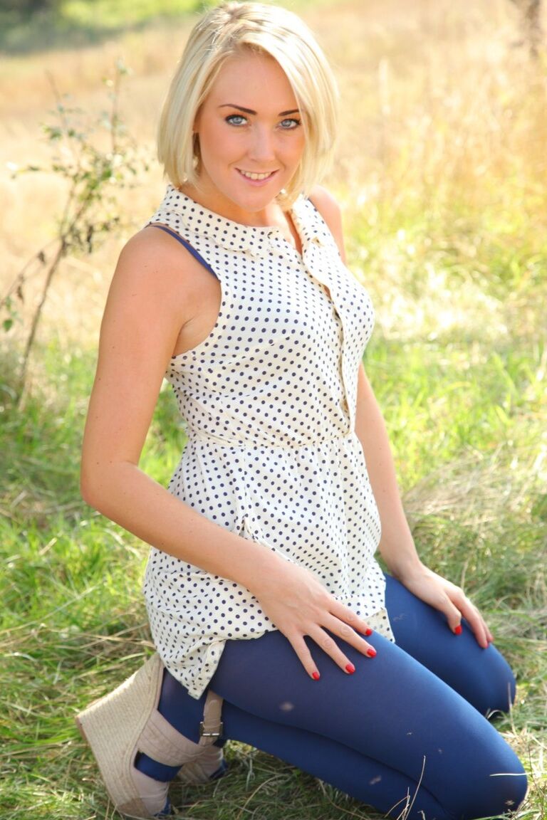 21P La adorable rubia Lucy Anne muestra sus tetas vistiendo medias de nailon azules al aire libre
