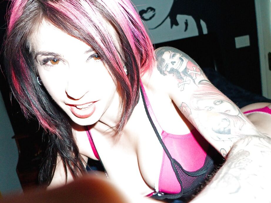 16P Doce amador milf Joanna Angel está tirando fotos enquanto nua
