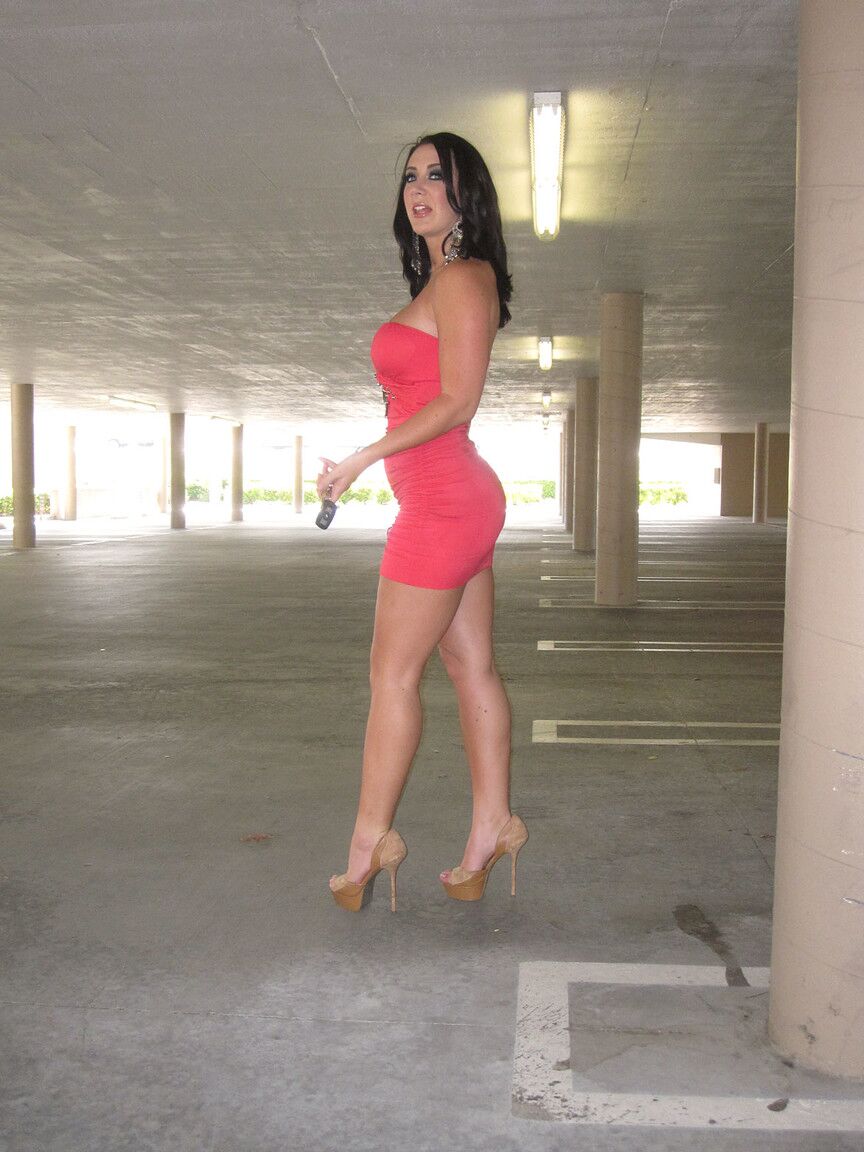 18P La hermosa estrella porno Jayden Jaymes posa sola y muestra su culo caliente y sus grandes tetas