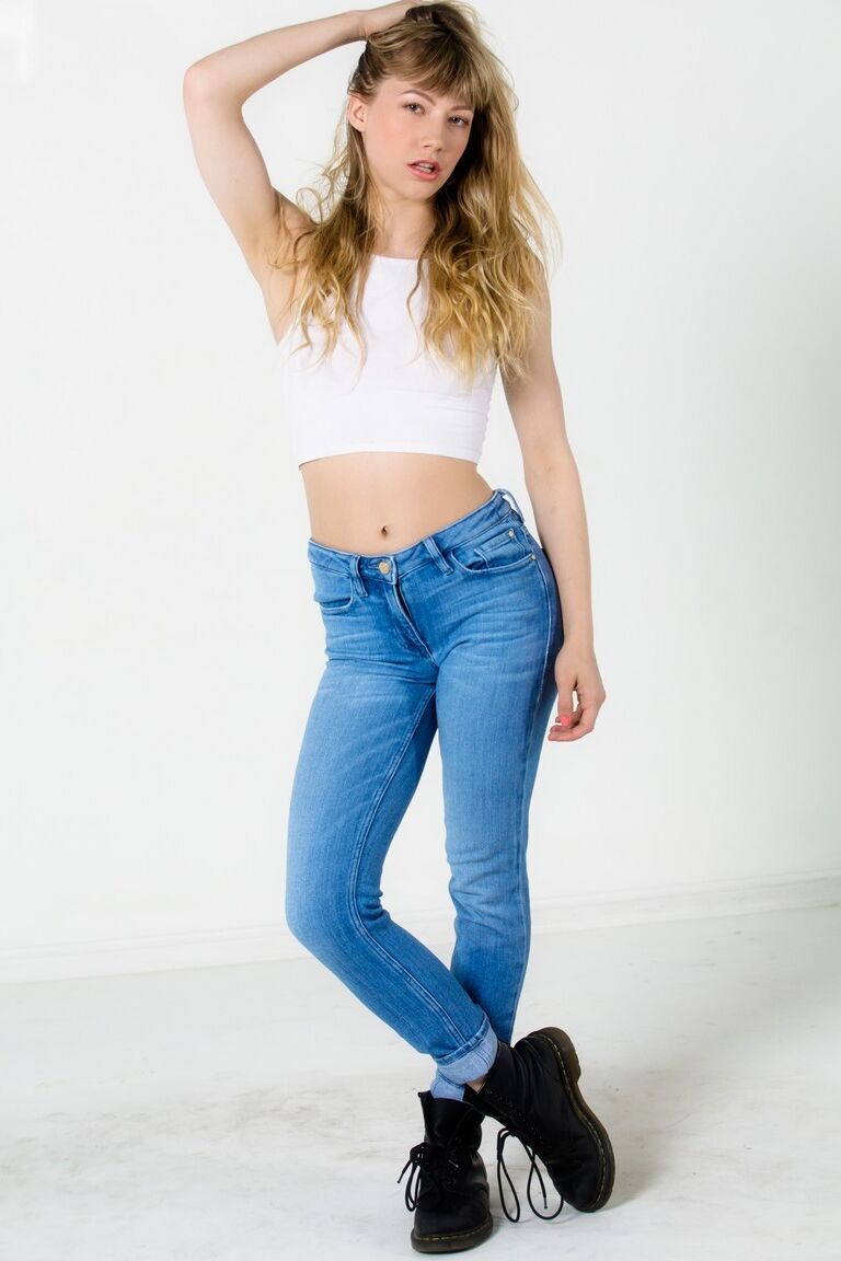 15P La jeune sexy Ivy Wolfe berce son joli cul après une performance de strip-tease