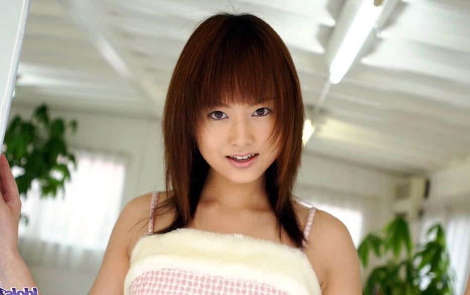 16P Das süße japanische Mädchen Akiho Yoshizawa schürzt ihre Lippen, nachdem sie sich völlig nackt ausgezogen hat