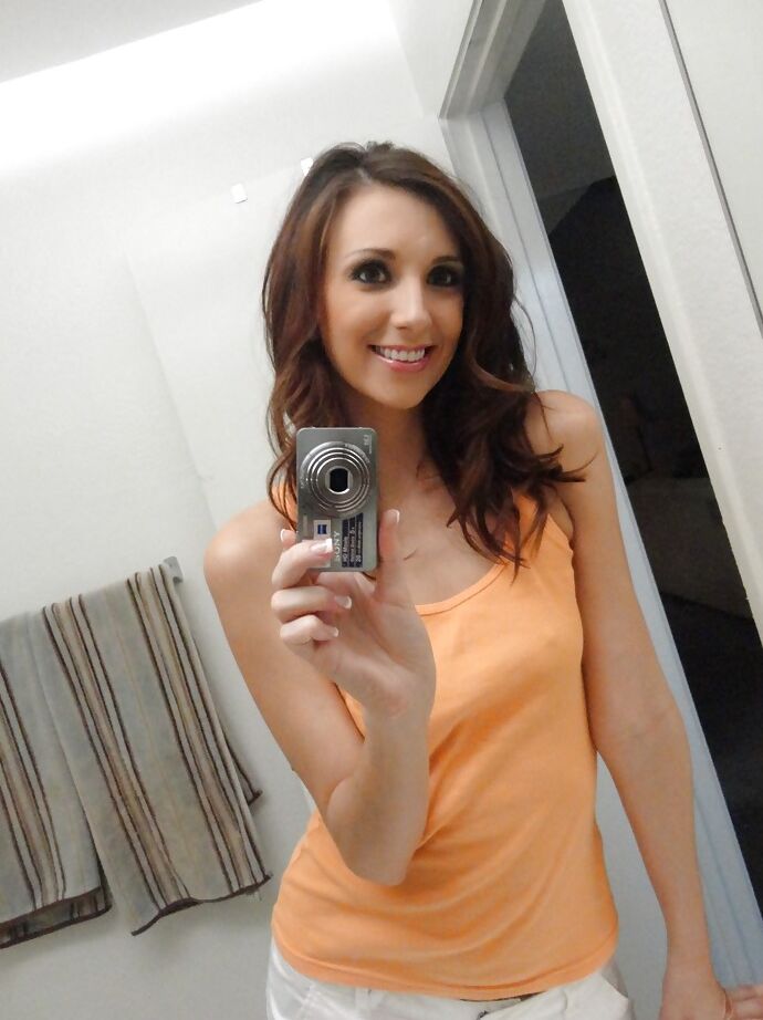 16P Adorable chick shows off her naked forms while taking photos of herself