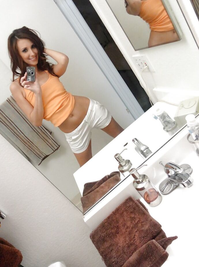 16P Adorable chick shows off her naked forms while taking photos of herself