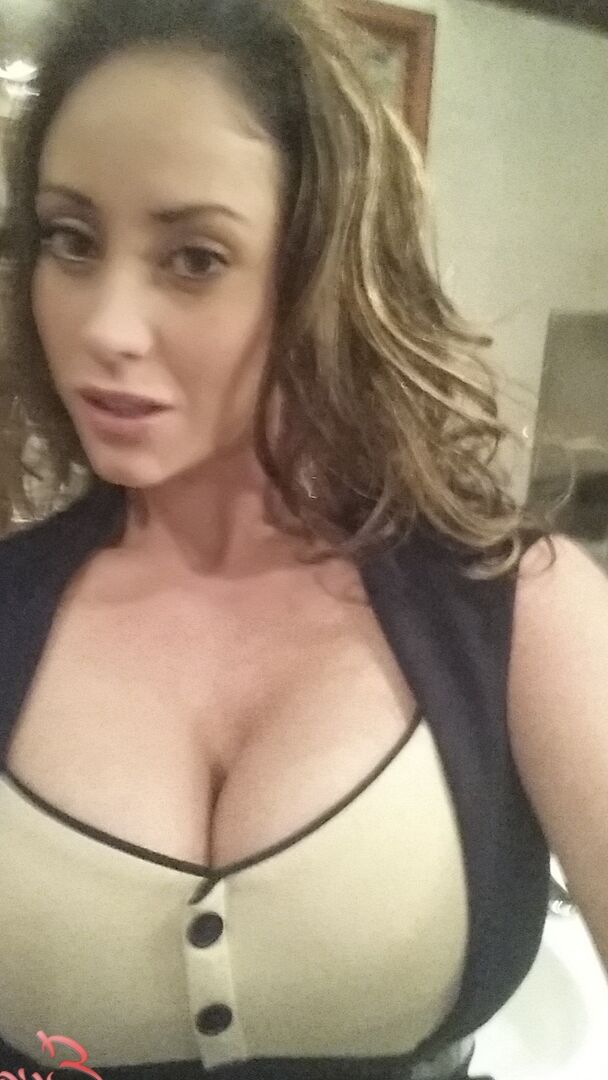 17P Woman with impressive assets Eva Notty adores making dirty selfies