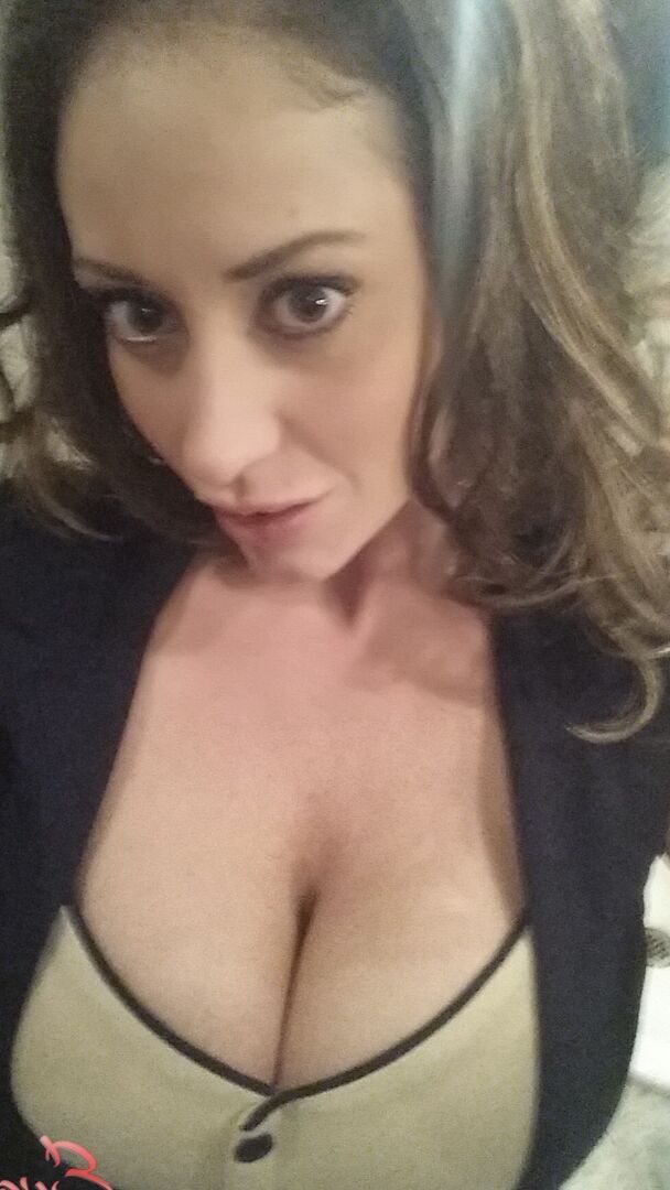 17P Woman with impressive assets Eva Notty adores making dirty selfies