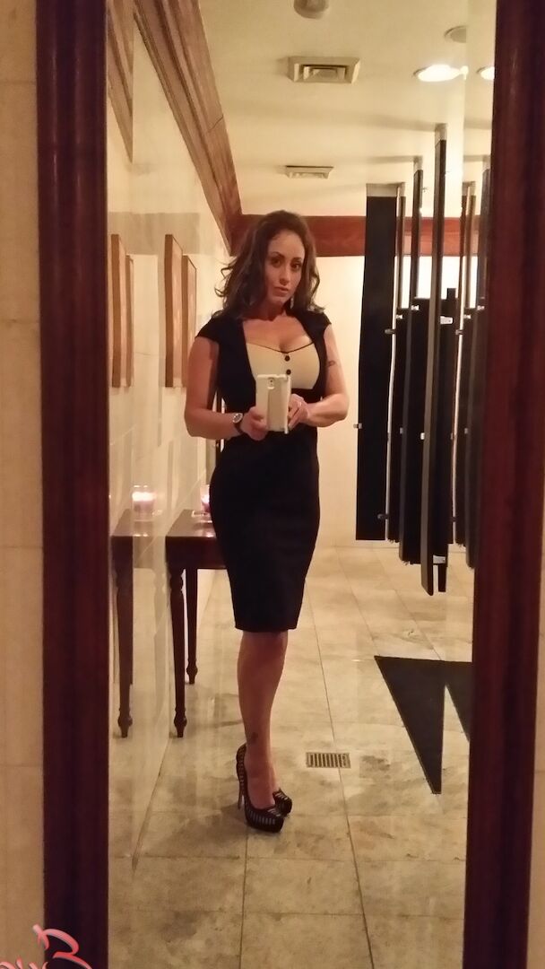 17P Woman with impressive assets Eva Notty adores making dirty selfies