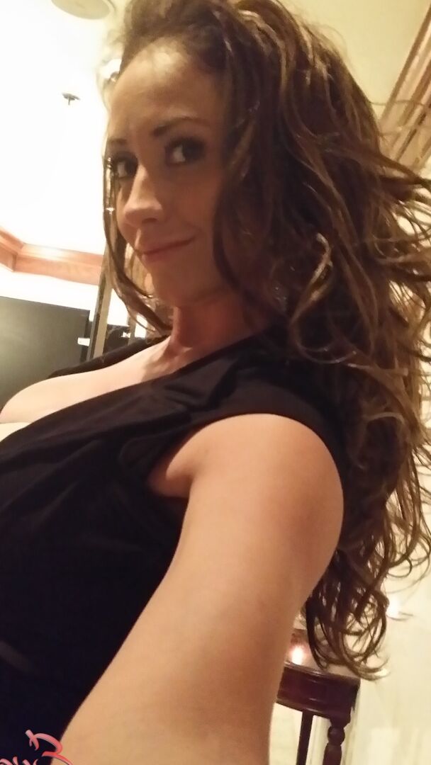 17P Woman with impressive assets Eva Notty adores making dirty selfies