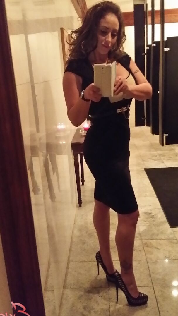17P Woman with impressive assets Eva Notty adores making dirty selfies