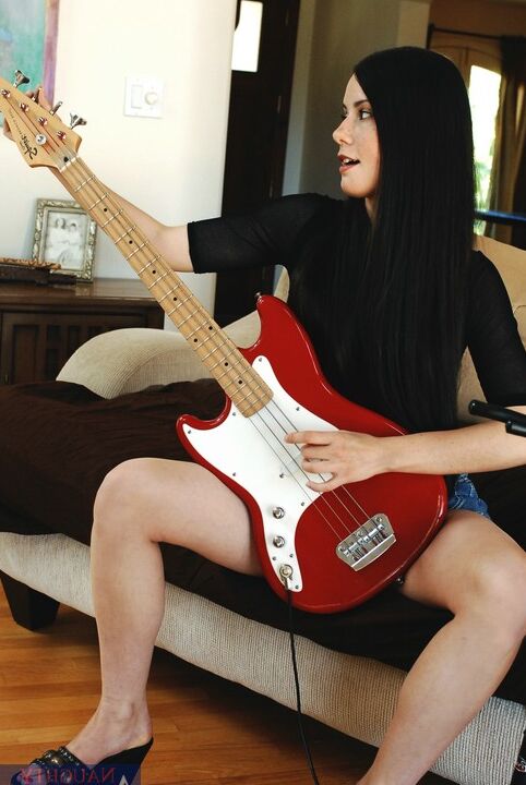 21P スレンダー素人熟女CeCe Stoneが妹の彼氏に釘付けにされる