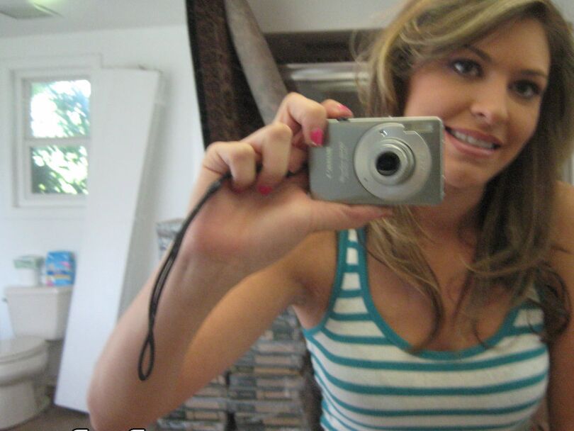 16P La exnovia Victoria Lawson se toma selfies en topless en el espejo del baño