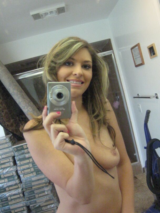 16P La exnovia Victoria Lawson se toma selfies en topless en el espejo del baño