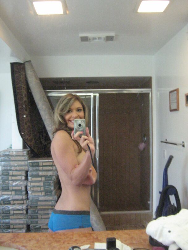 16P La exnovia Victoria Lawson se toma selfies en topless en el espejo del baño