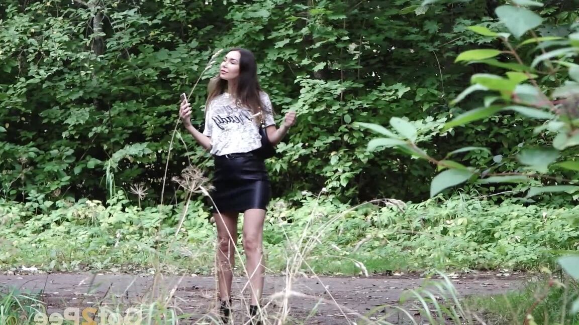 15P La jolie fille Sasha se prend en photo en pissant derrière un immeuble en brique