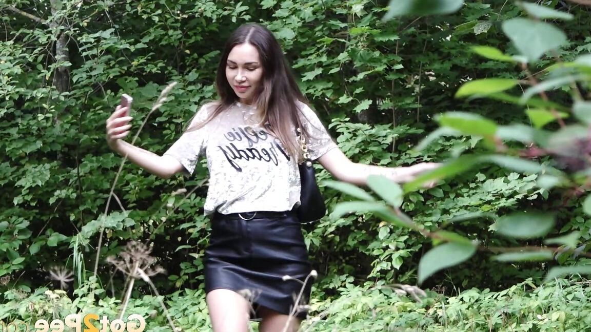 15P La jolie fille Sasha se prend en photo en pissant derrière un immeuble en brique