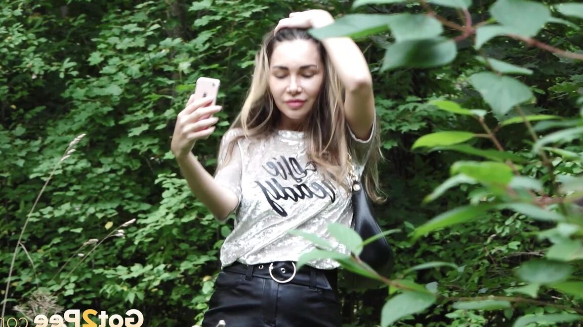 15P La jolie fille Sasha se prend en photo en pissant derrière un immeuble en brique
