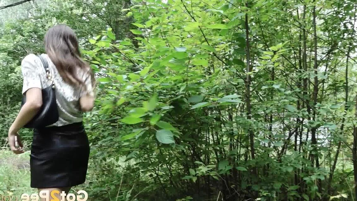 15P La jolie fille Sasha se prend en photo en pissant derrière un immeuble en brique