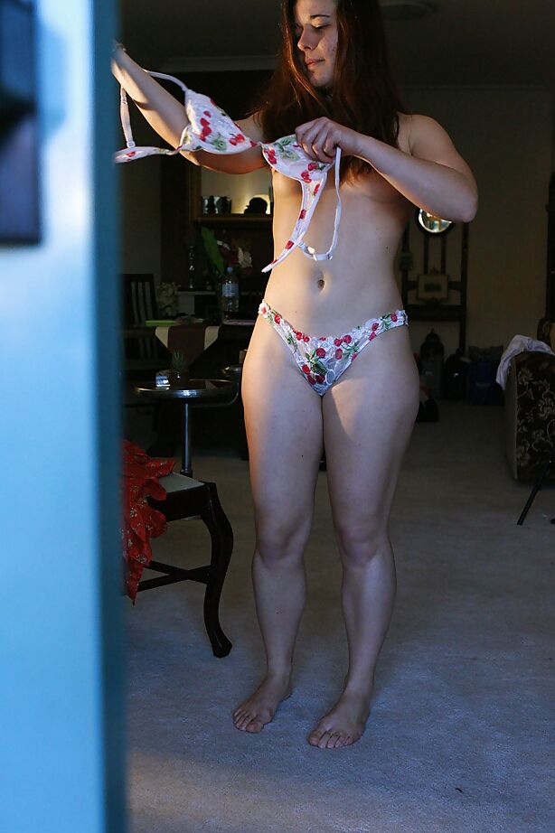 16P Naked MILF Lilou puxa lindas calcinhas para cobrir a buceta peluda