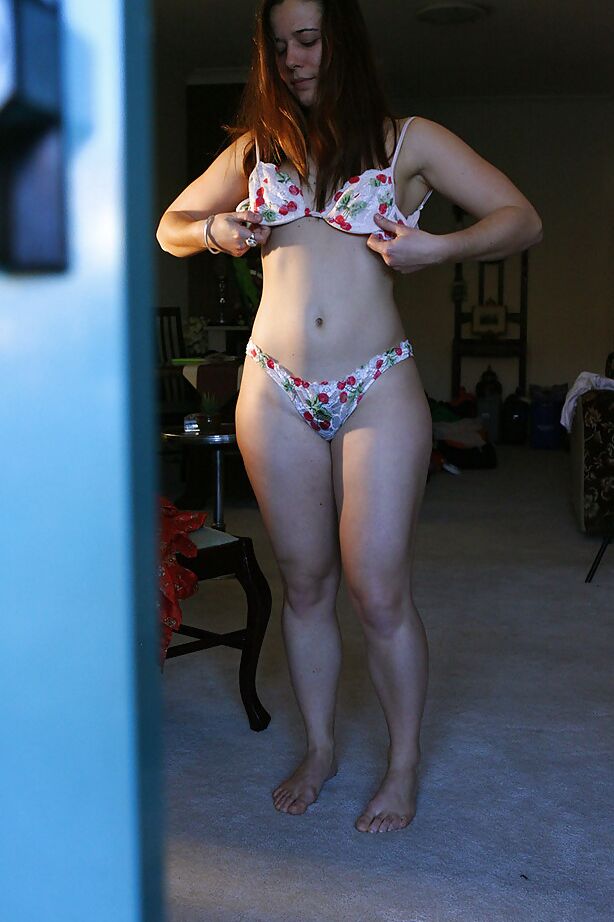 16P Naked MILF Lilou puxa lindas calcinhas para cobrir a buceta peluda