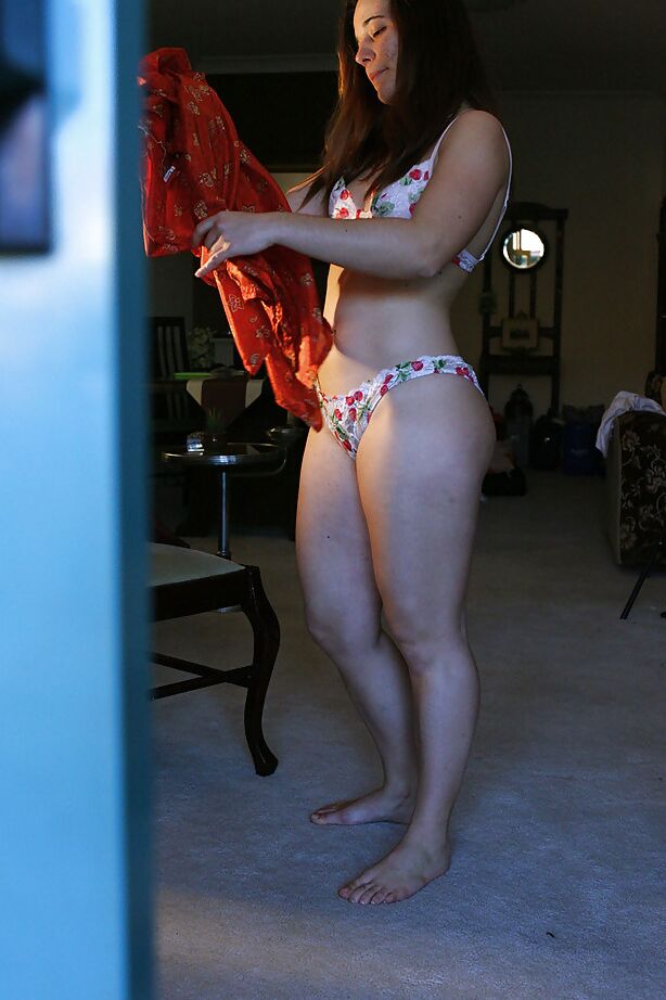 16P Naked MILF Lilou puxa lindas calcinhas para cobrir a buceta peluda