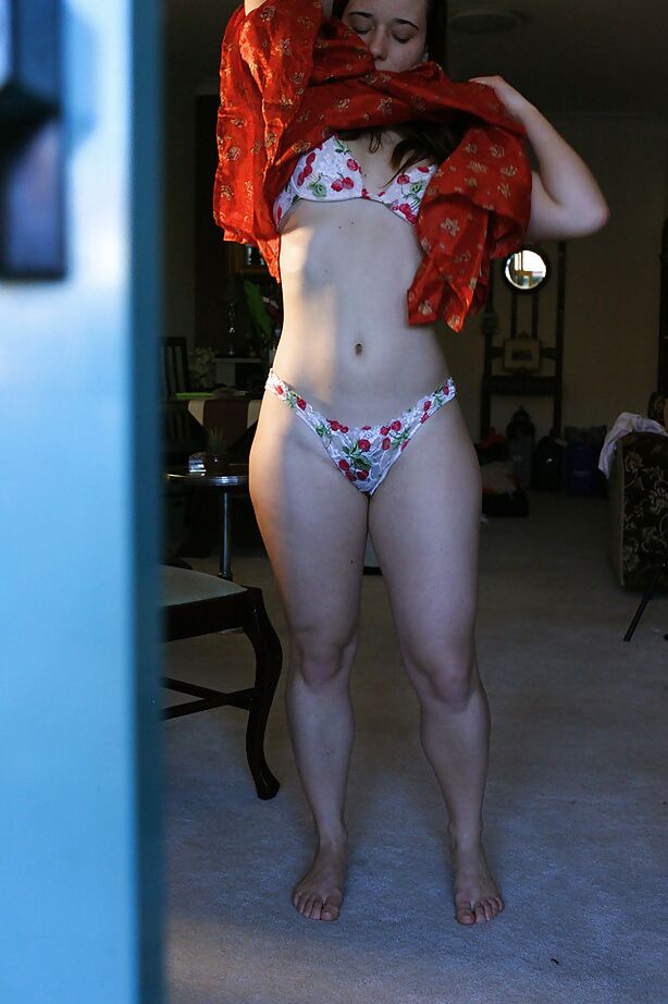 16P Naked MILF Lilou puxa lindas calcinhas para cobrir a buceta peluda