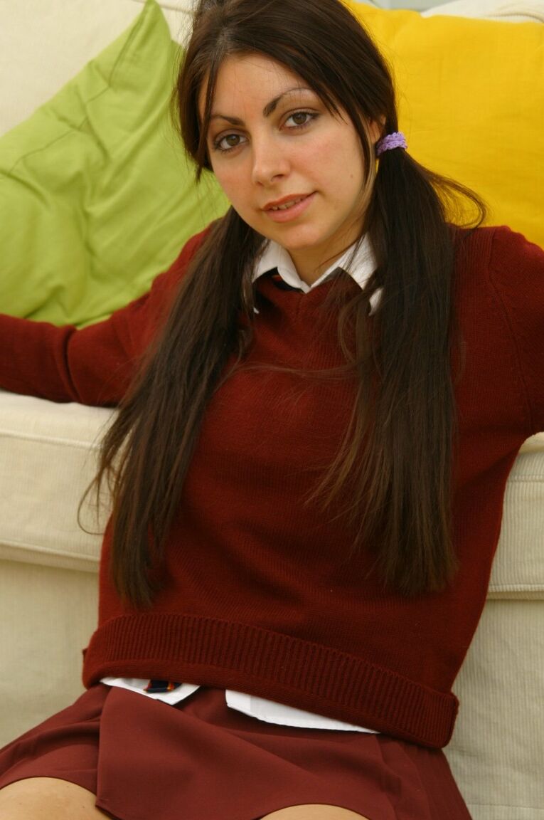 21P Thalia, écolière coquine, se déshabille et expose ses énormes seins en solo