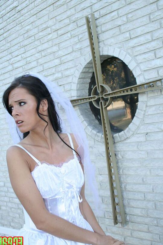 16P MILF Babe im Brautkleid Jennifer Dark spreizt ihre Muschi