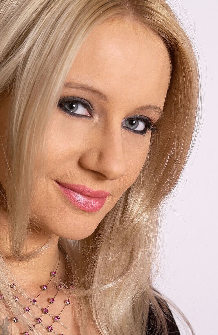 21P La MILF blonde européenne Kornelia révèle sa chatte taillée et ses seins juteux