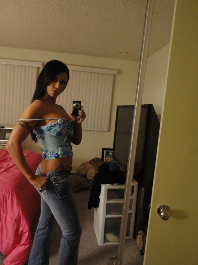 12P Fascinating babe Jewels Jade pulls down her tight jeans showing her assets
