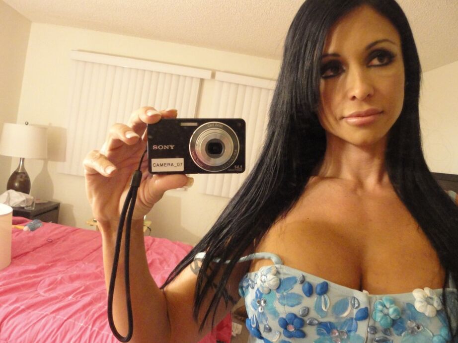 12P Fascinating babe Jewels Jade pulls down her tight jeans showing her assets