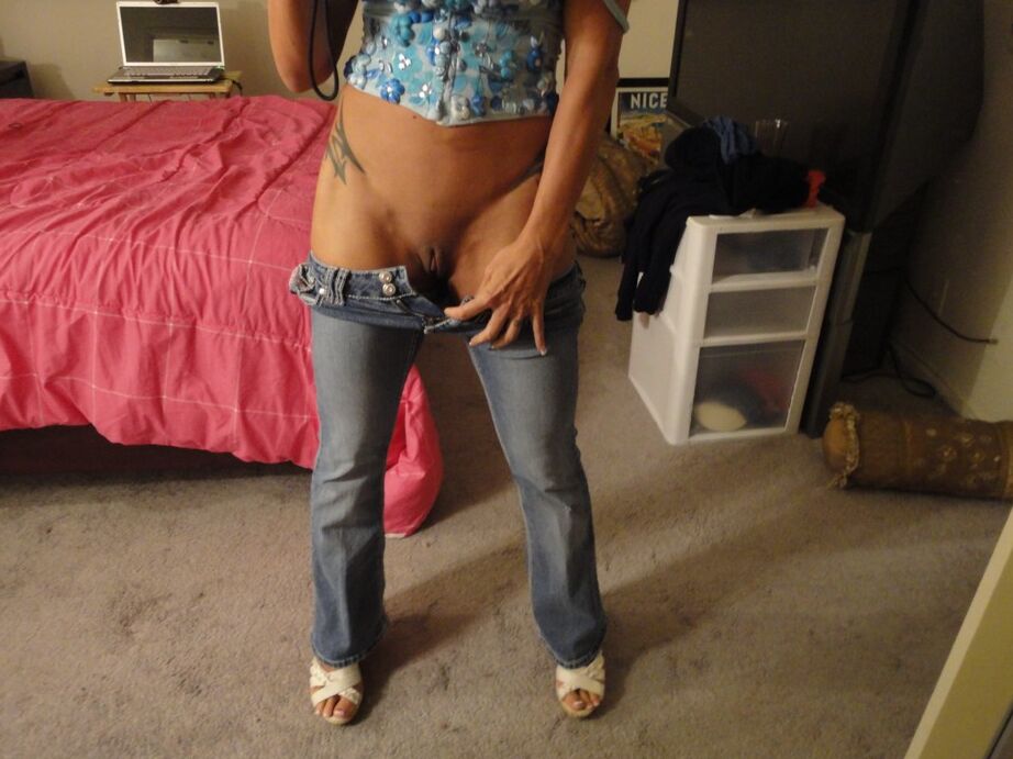 12P Fascinating babe Jewels Jade pulls down her tight jeans showing her assets