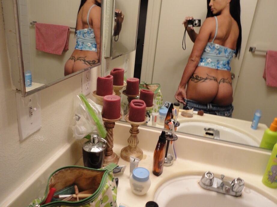 12P Fascinating babe Jewels Jade pulls down her tight jeans showing her assets