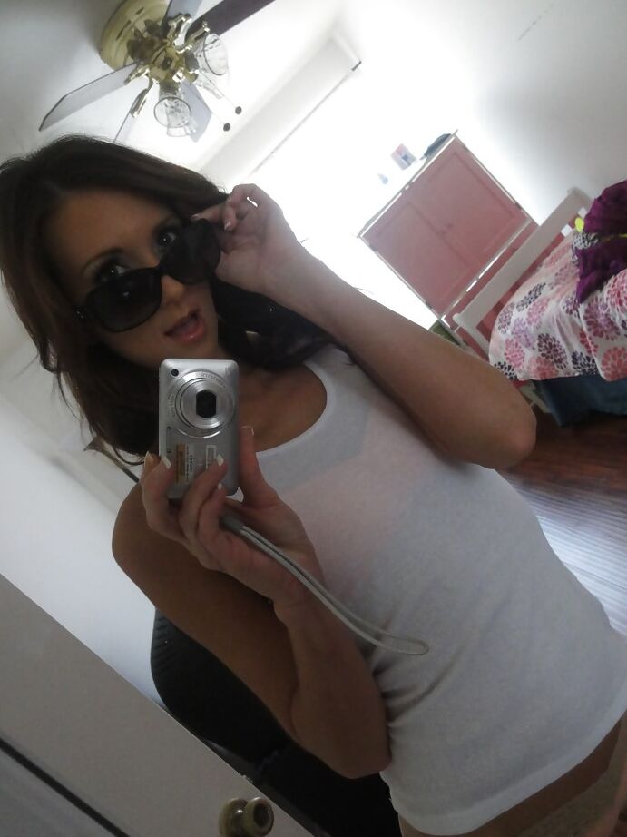 16P La MILF chaude au corps serré Katie Jordin confectionne des shorts pour taquiner son ex petit ami