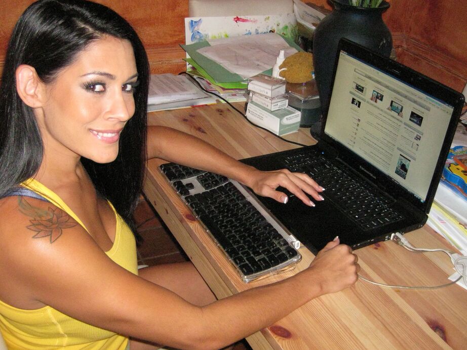 16P Busty Latina ex-gf Raylene takes selfies of her hanging labia lips