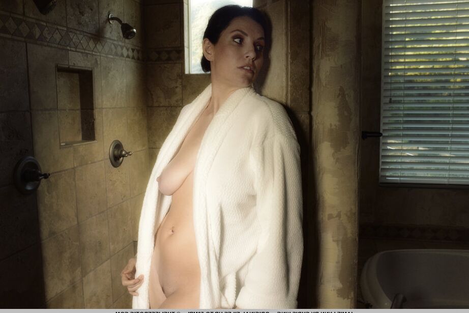 16P Horny MILF Jamie Lynn se masturba enquanto está sozinho no chuveiro