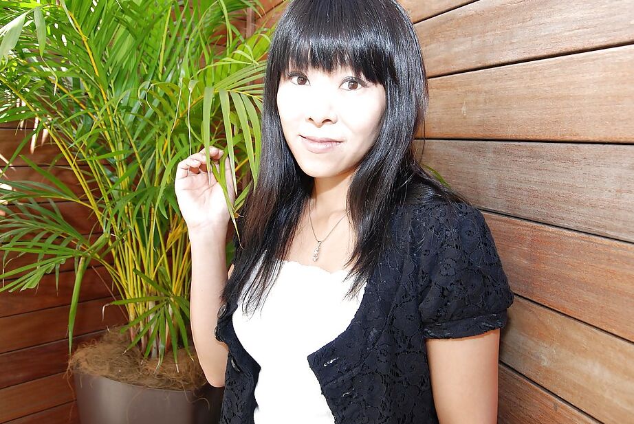16P Milf asiática decente con falda Yumiko Takase desea desnudarse