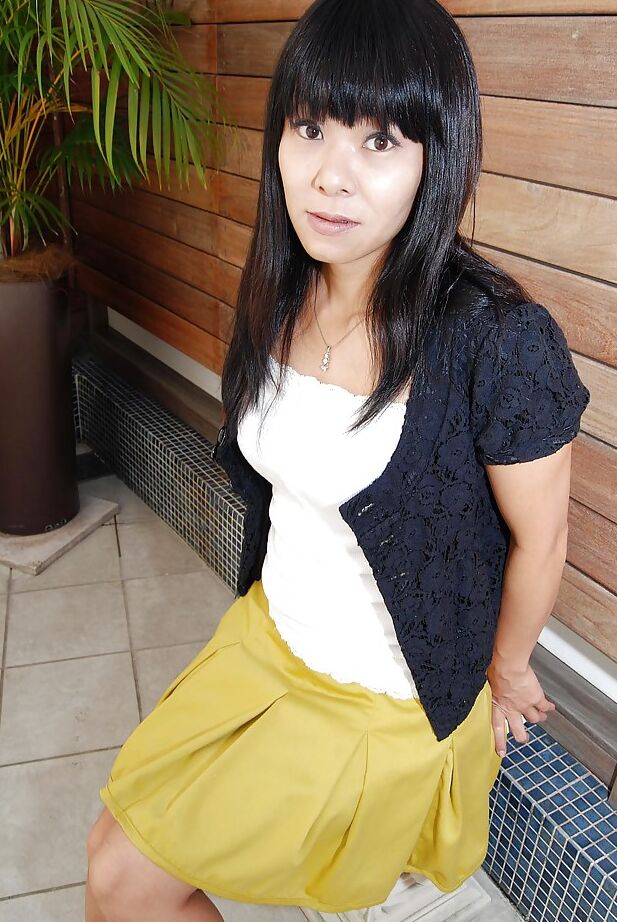 16P Milf asiática decente con falda Yumiko Takase desea desnudarse