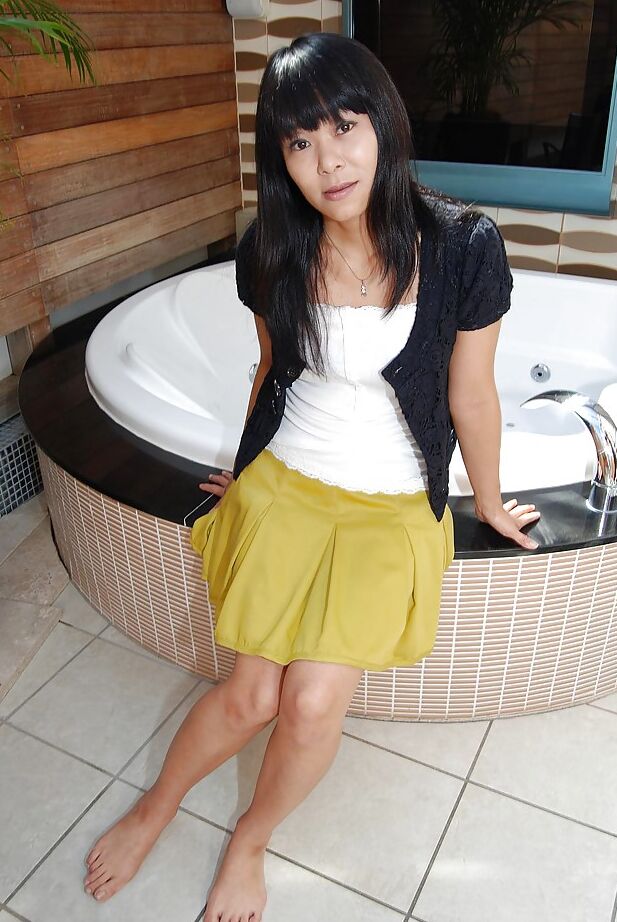 16P Milf asiática decente con falda Yumiko Takase desea desnudarse