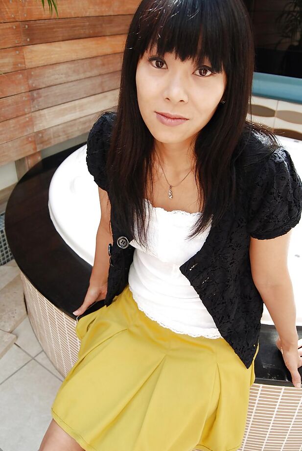 16P Milf asiática decente con falda Yumiko Takase desea desnudarse