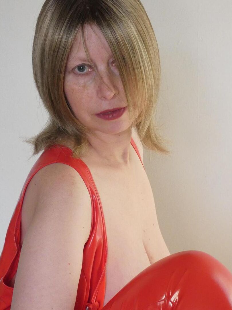 20P Amateur model Posh Sophia releases her large tits from red latex attire