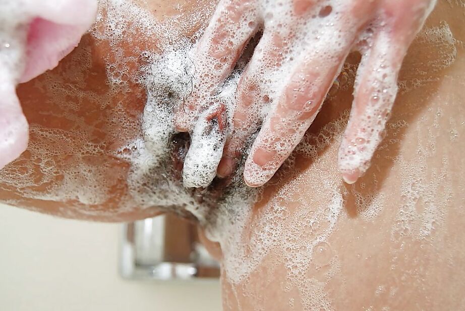 14P MILF asiática con culo caliente Makoto Abe duchándose y provocando su coño peludo