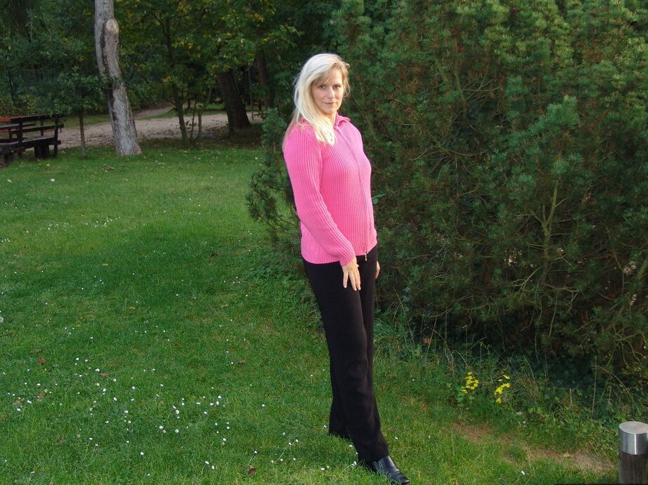 20P Ältere blonde Frau Sweetsusi zieht sich auf öffentlichem Spielplatz nackt aus