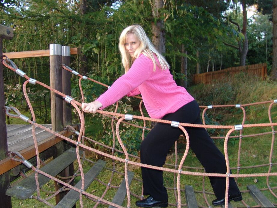 20P Ältere blonde Frau Sweetsusi zieht sich auf öffentlichem Spielplatz nackt aus