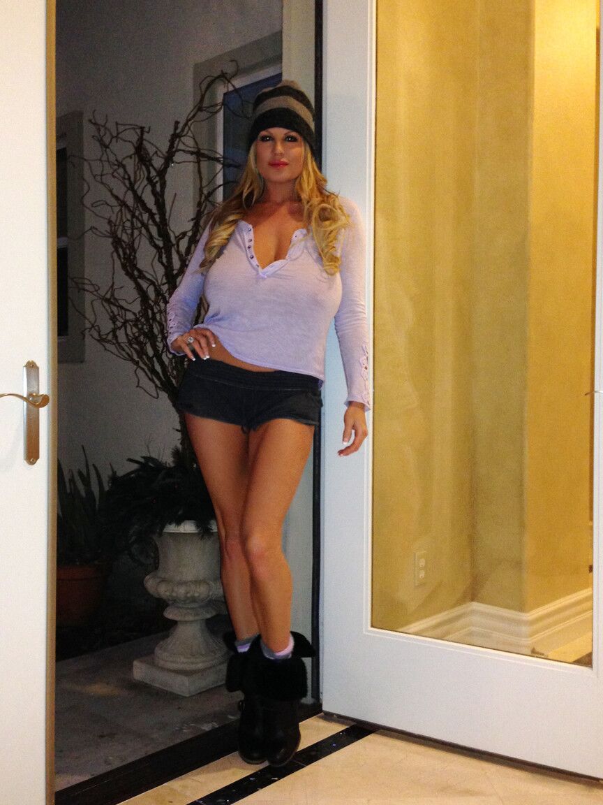 17P MILF Kelly Madison se aquece e mostra peitos grandes no quarto