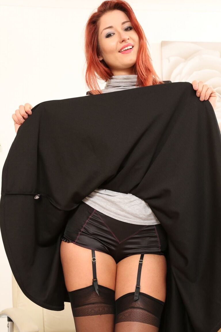 21P 赤毛オタクのルーシー ケントが艶やかなランジェリーで自然なおっぱいを披露